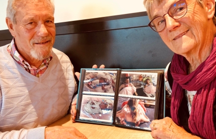 Rouge. Jean-Pierre Muralti et sa femme Jeanne avec l'album photo documentant les débuts difficiles des jumeaux nés prématurément
