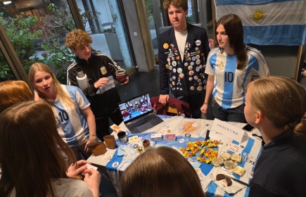 Au stand de l’Argentine, on se retrouve autour de spécialités typiques et d’histoires passionnantes.